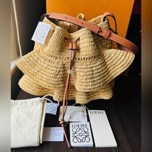 Sold! NWT【LOEWE 】LOEWE Balloon Ruffled Raffia Bucket Bag